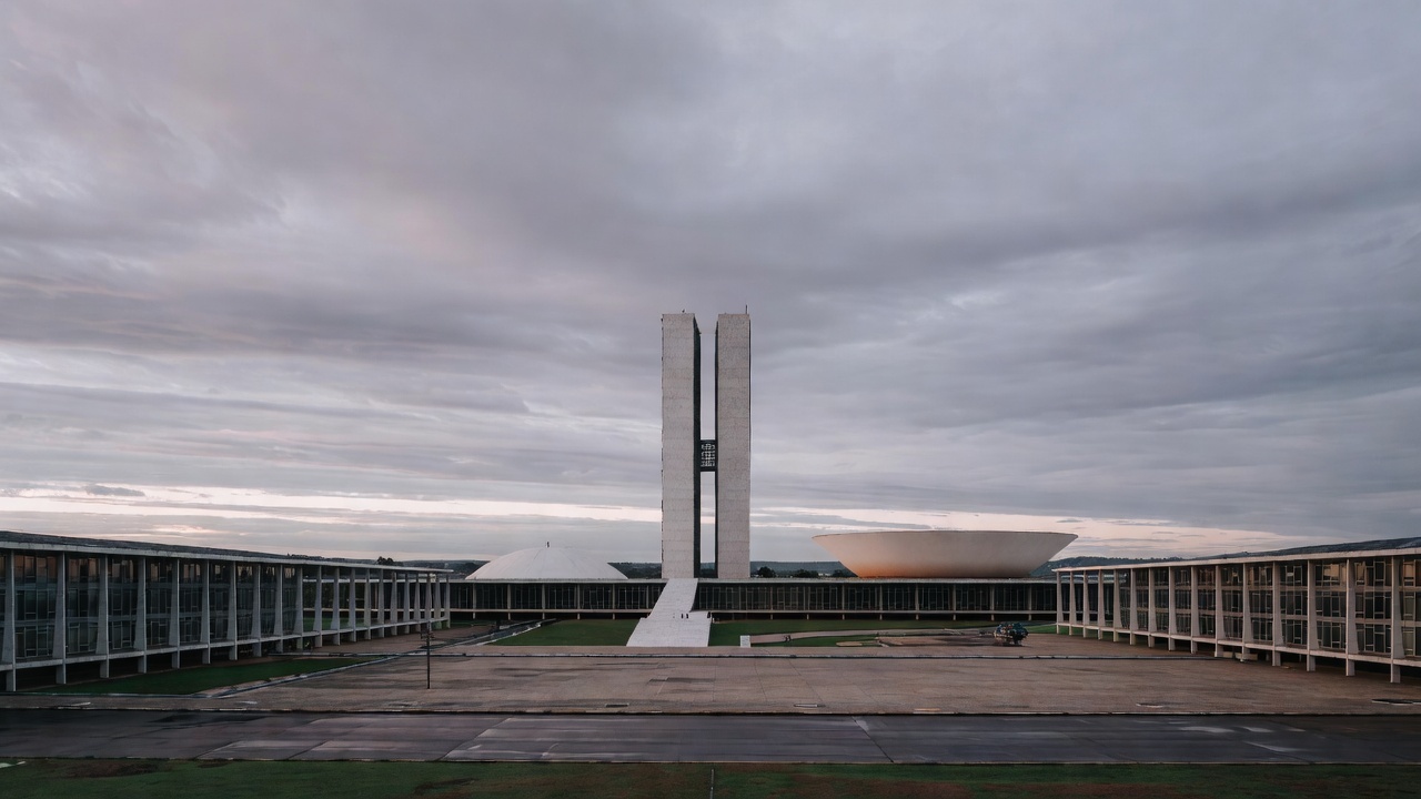 Estante de livros em biblioteca histórica de Brasília