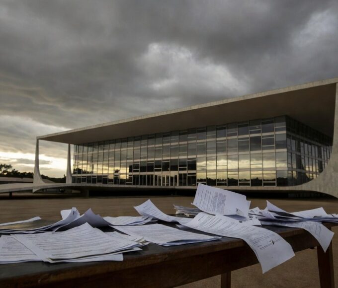 Interior vazio da Câmara Legislativa do DF simbolizando promessas não cumpridas