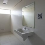 Adesivos com QR Code em banheiro público do DF para o programa Direito Delas