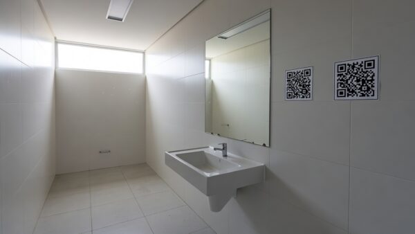 Adesivos com QR Code em banheiro público do DF para o programa Direito Delas