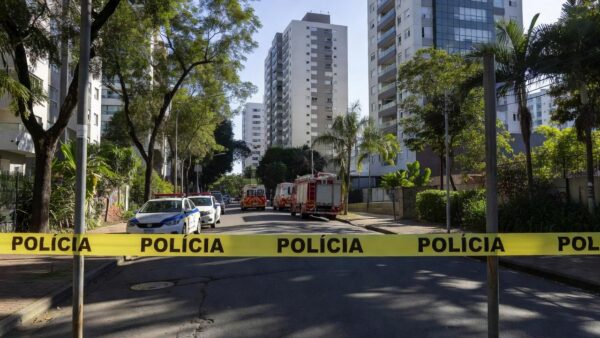 Condomínio no Distrito Federal com fita de isolamento policial