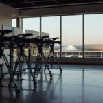 Estúdio de TV vazio em Brasília com equipamentos e vista do Congresso Nacional