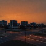 Horizonte urbano de Brasília ao entardecer com ruas vazias, simbolizando mortes violentas no DF