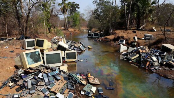 Depósito de resíduos eletrônicos e lixo tóxico no Distrito Federal