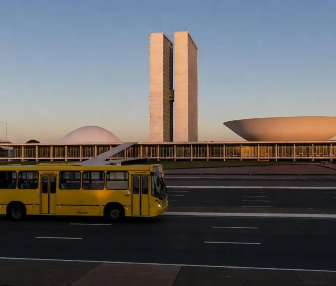 Ônibus do DF em avenida de Brasília com Congresso Nacional ao fundo