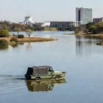 Carro anfíbio circulando no Lago Paranoá em Brasília