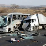 Acidente entre ônibus e caminhão em Luziânia com veículos destruídos na rodovia