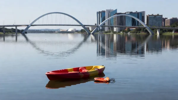 Caiaque virado no Lago Paranoá em Brasília durante resgate