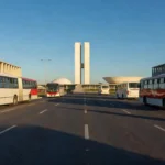 Terminal de ônibus vazio no DF simbolizando limbo do passe livre estudantil