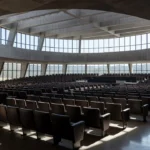 Fachada da CLDF em Brasília com decoração festiva para os cinco anos da UnDF sem expansão de vagas