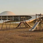 Pátio de creche abandonada em Brasília representando descaso com a primeira infância
