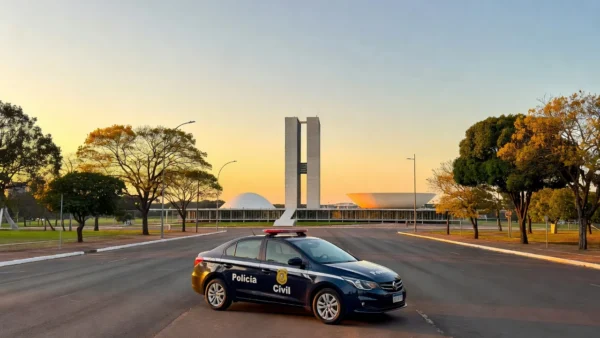Viatura da Polícia Civil do DF em rua de Brasília após perseguição