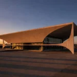 Palco de rock brasileiro com instrumentos em Brasília