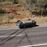 Carro capotado na BR-040 em Santa Maria após acidente com motorista e criança presos