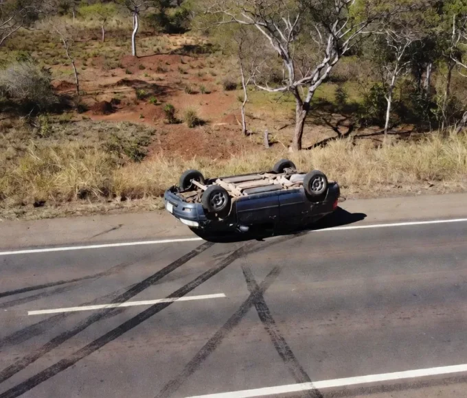 Carro capotado na BR-040 em Santa Maria após acidente com motorista e criança presos