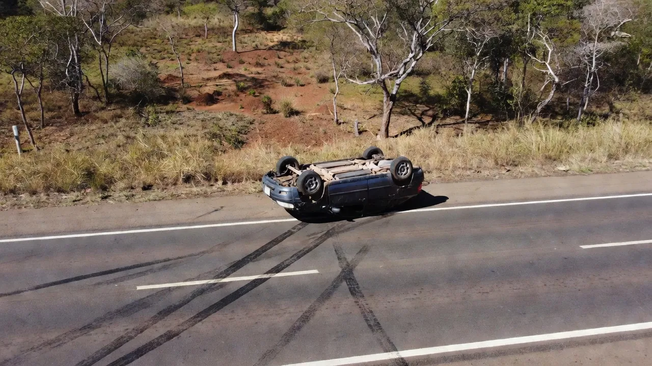 Carro capotado na BR-040 em Santa Maria após acidente com motorista e criança presos