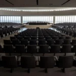Plenário vazio da CLDF em Brasília com arquitetura moderna