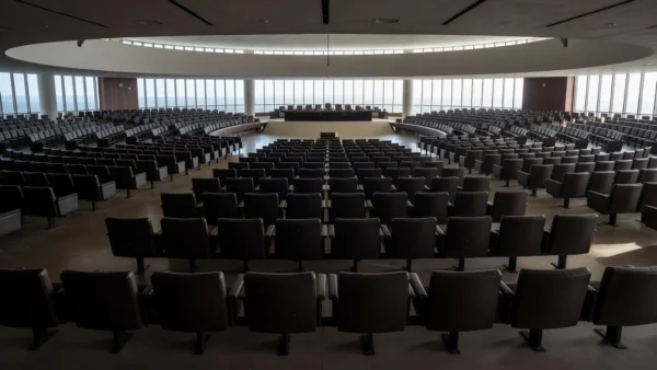Plenário vazio da CLDF em Brasília com arquitetura moderna