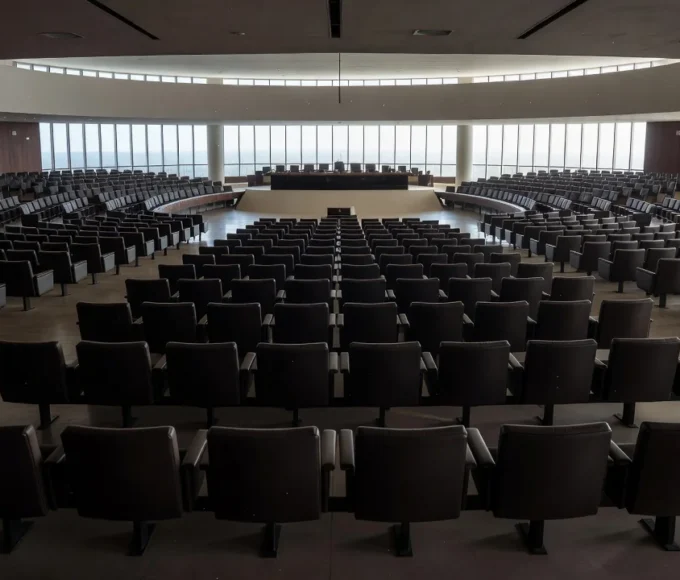 Plenário vazio da CLDF em Brasília com arquitetura moderna