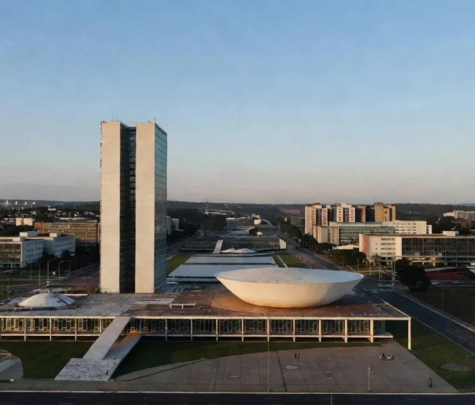 Palácio do Buriti em Brasília com elementos de saúde e educação no DF
