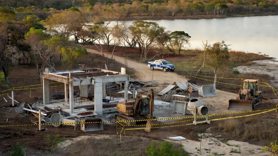 Polícia Militar interrompe obra irregular em Área de Preservação Permanente no Lago Paranoá, Brasília