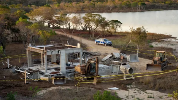 Polícia Militar interrompe obra irregular em Área de Preservação Permanente no Lago Paranoá, Brasília