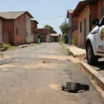 Rua em Ceilândia com tornozeleira eletrônica e viatura policial brasileira