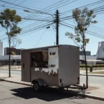 Trailer em Itapoã com fios elétricos expostos após acidente