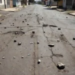 Rua no Paranoá com pedras no chão após agressão