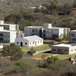Área residencial do Plano Piloto em Brasília com templo e clínica integrados