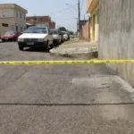 Rua no Cruzeiro Velho com fita policial após tiroteio