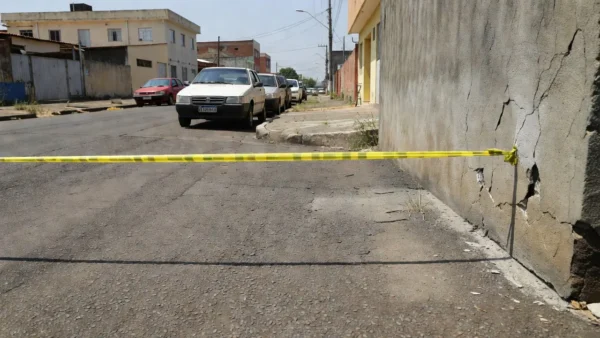 Rua no Cruzeiro Velho com fita policial após tiroteio
