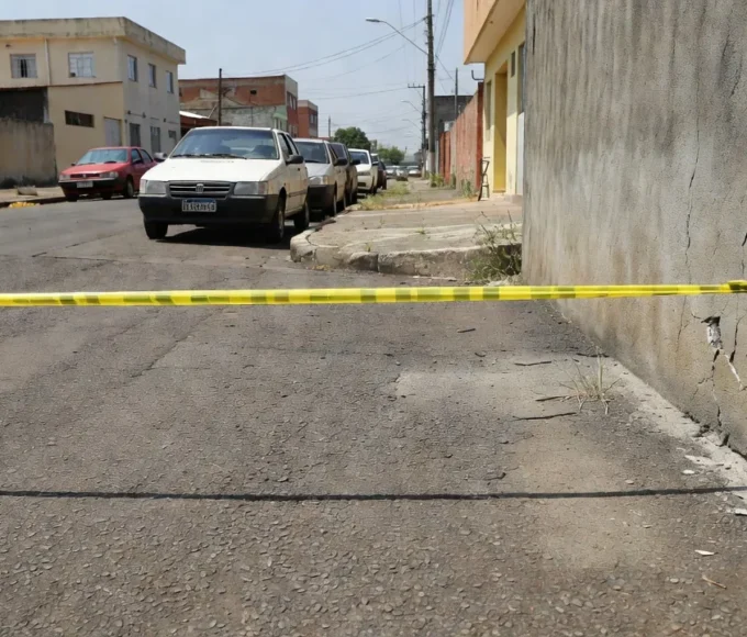 Rua no Cruzeiro Velho com fita policial após tiroteio
