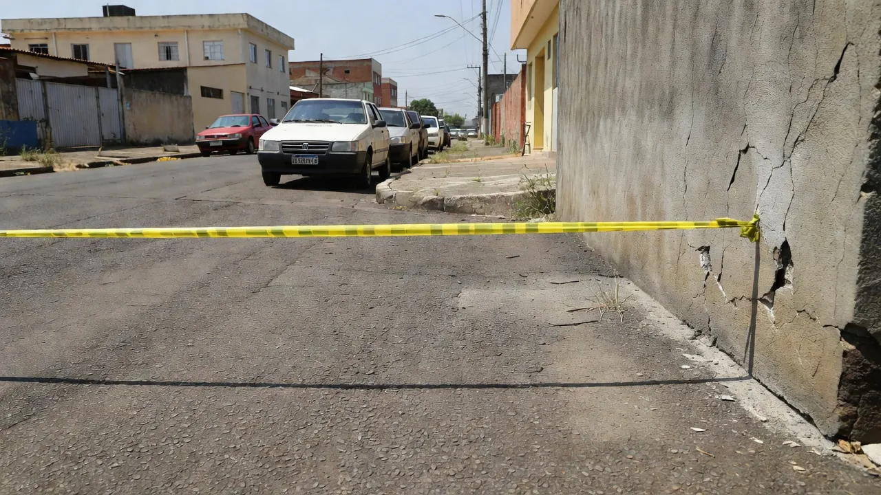Rua no Cruzeiro Velho com fita policial após tiroteio