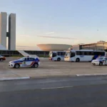 Viaturas da PM e ônibus em local de votação em Brasília durante eleições no DF